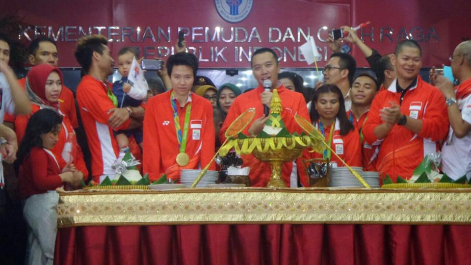 Imam%20Nahrawi%20dan%20Liliyana%20Natsir%20saat%20akan%20memotong%20tumpeng%20di%20Kemenpora.